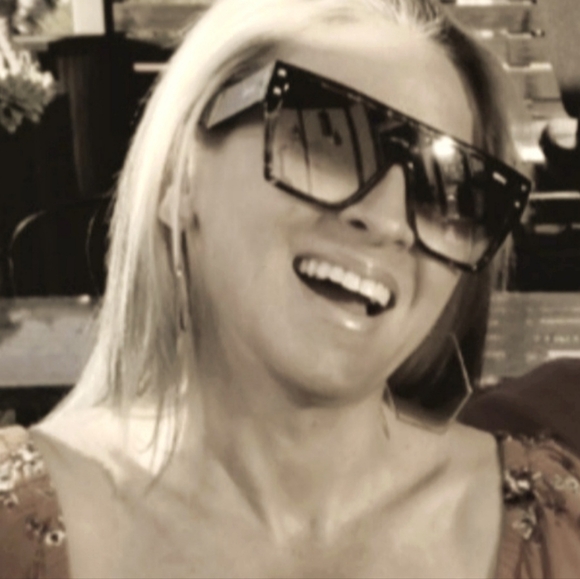 Meet your posher, Jenn. - Picture 3 of 3